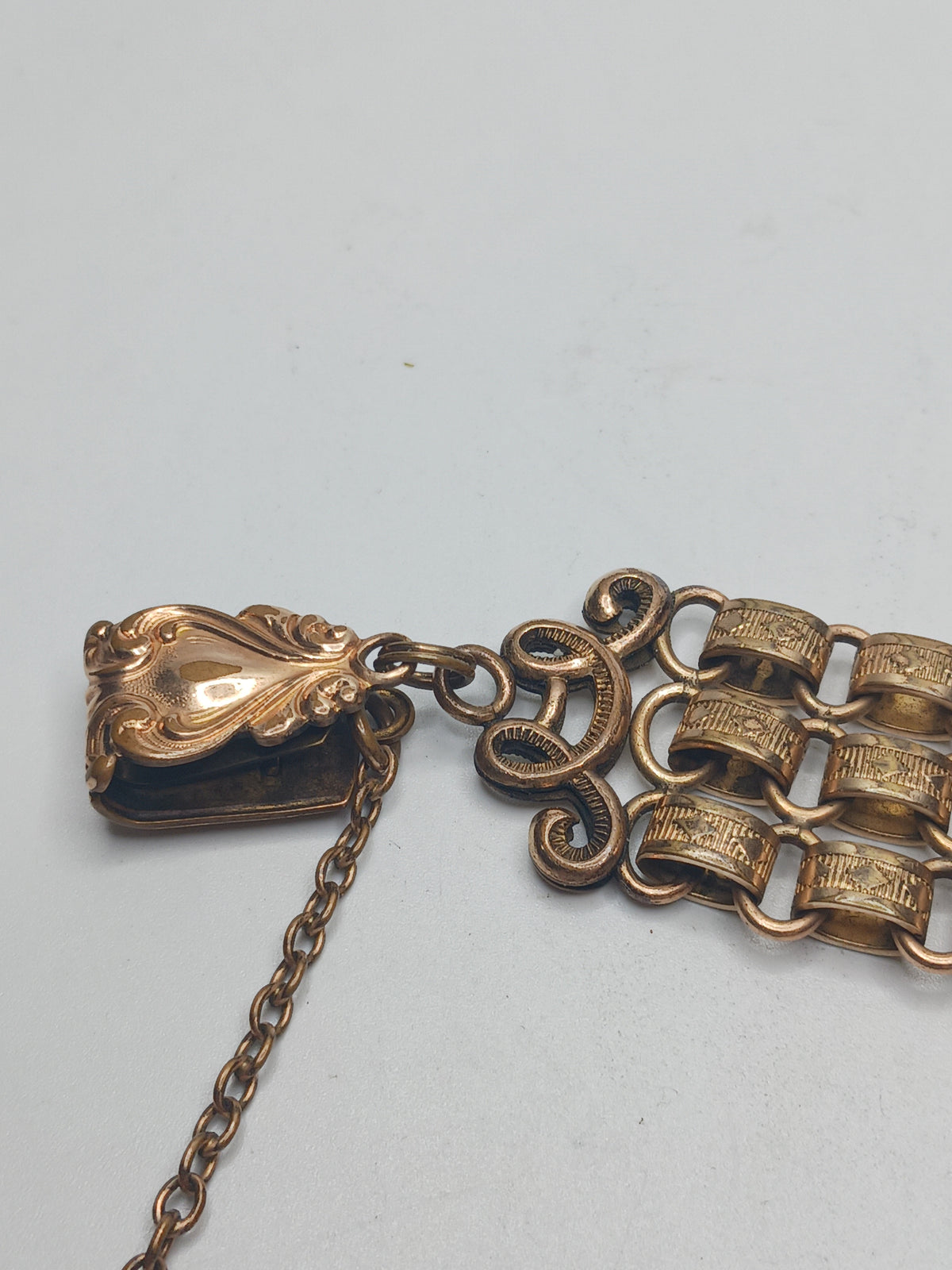 Antique,  Chain & Seal (GRB)